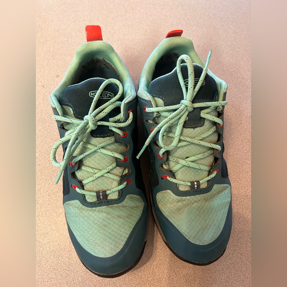 Womens 8.5 Keen shoes